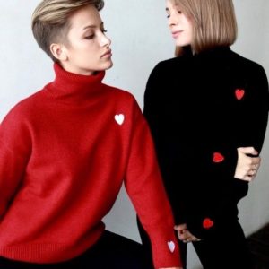 Заказать черный, красный мягкий кашемировый свитер с горлом с сердечками для женщин по скидке