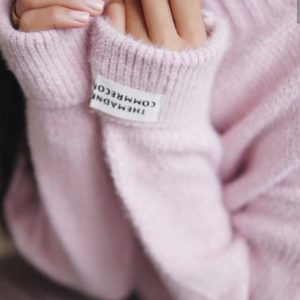 Придбати светр з ангори для жінок бузковий з емблемами на рукавах онлайн