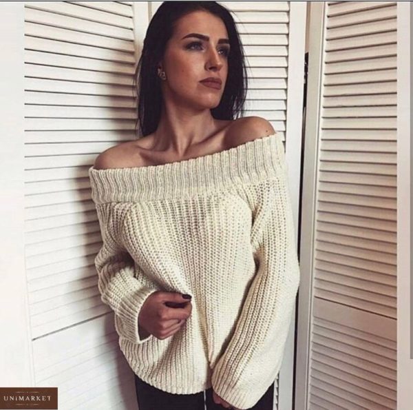 Заказать бежевый женский свитер объемной вязки с открытыми плечами онлайн