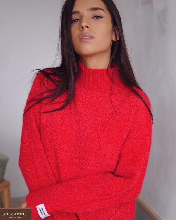 Купити червоного кольору жіночий светр з ангори з емблемами на рукавах в Україні