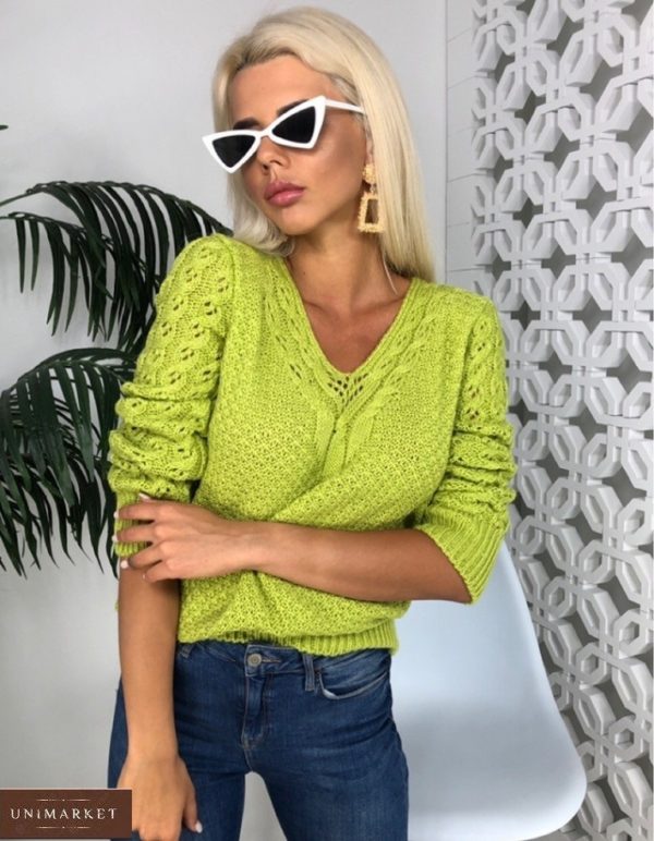 Заказать салатового цвета вязаный свитер женский на осень с нежным вырезом онлайн