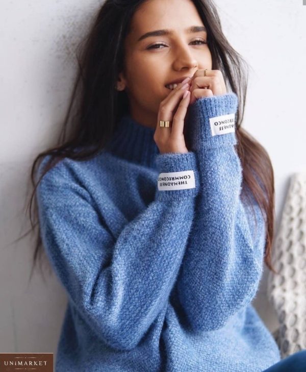 Заказать голубой свитер из ангоры с эмблемами на рукавах женский недорого