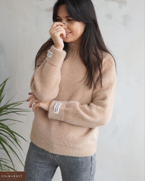 Придбати бежевий жіночий светр з ангори з емблемами на рукавах в інтернеті