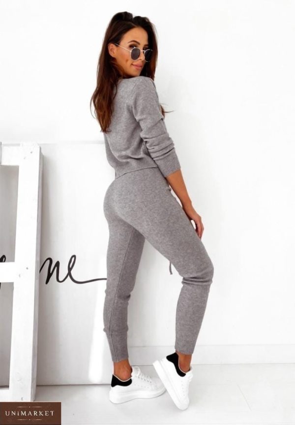 Заказать серого цвета вязаный костюм: джемпер+зауженные штаны для женщин онлайн