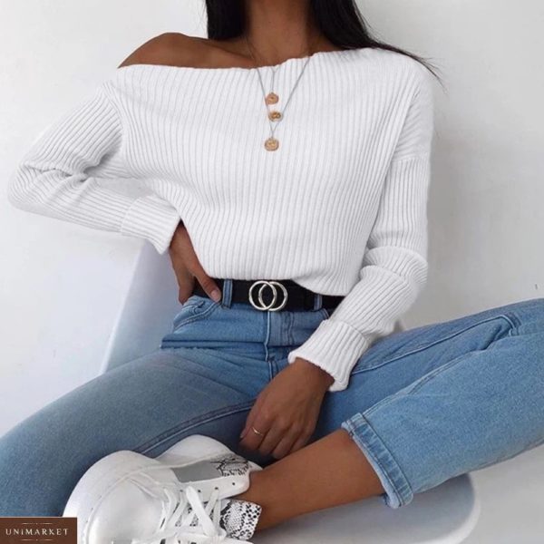 Заказать женский белого цвета свитер с открытыми плечами в рубчик онлайн