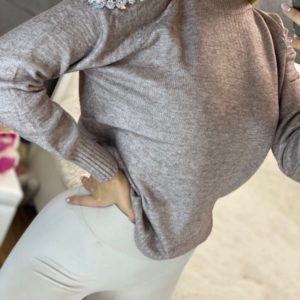 Заказать цвета мокко женский свитер с открытыми плечами и декором из камней онлайн