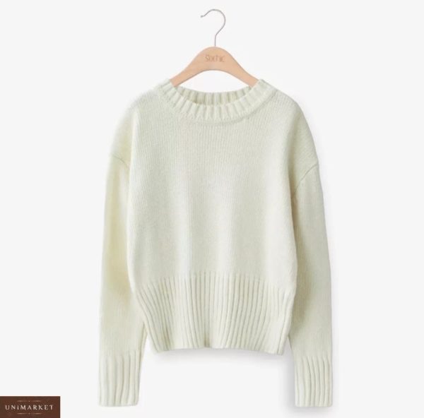 Купить белый женский базовый вязаный свитер со спущенной линией плеча в интернете