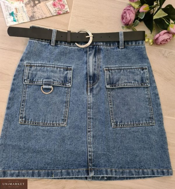 Купити синю джинсову спідницю з накладними кишенями і поясом для жінок по знижці