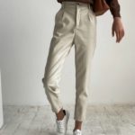Заказать молочного цвета брюки для женщин из эко кожи на высокой посадке онлайн