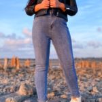 Купити блакитні стрейчеві джинси для жінок з підкатами онлайн