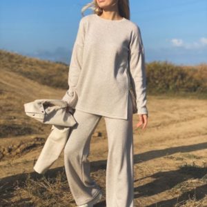 Приобрести бежевый женский прогулочный костюм с добавлением люрекса онлайн