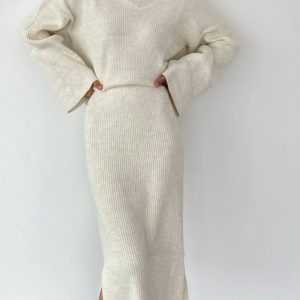 Замовити жіночий в'язаний беж костюм зі спідницею і оверсайз светром онлайн