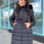 Купити жіночу куртку на холлофайбері з хутром (розмір 46-48) на зиму чорного кольору онлайн