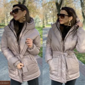 Заказать женскую бежевую зимнюю куртку с капюшоном и накладными карманами онлайн