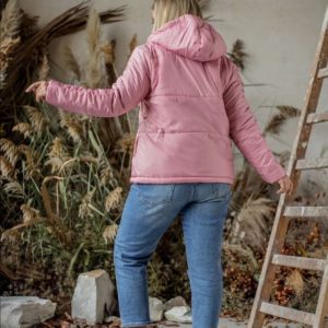 Купить розовую женскую куртку с капюшоном на утеплителе (размер 42-54) дешево