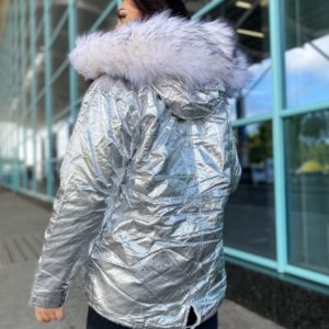 Купити срібну зимову куртку-парку на хутрі (розмір 42-48) для жінок за низькими цінами