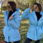 Приобрести голубую для женщин зимнюю куртку с капюшоном и накладными карманами по скидке