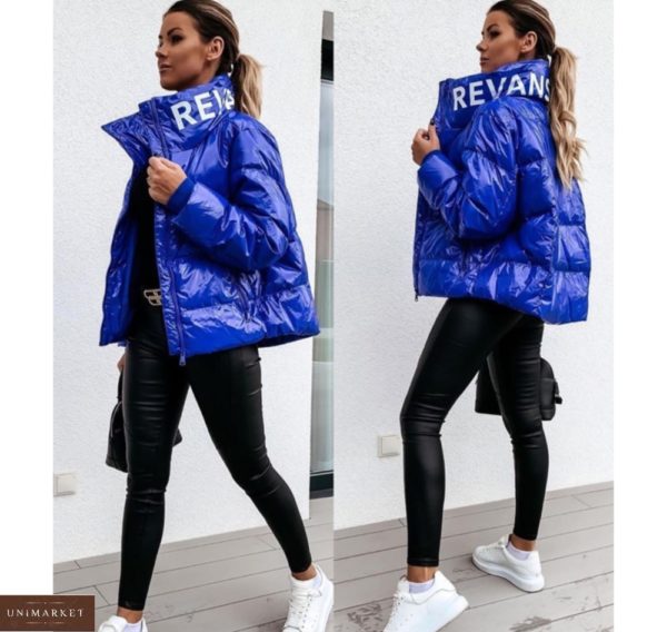 Придбати синього кольору лакову куртку з написом на комірі (розмір 42-52) за низькими цінами жіночу