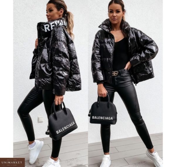Купити жіночу лакову куртку з написом на комірі (розмір 42-52) чорну дешево
