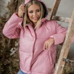 Замовити куртку з капюшоном на утеплювачі (розмір 42-54) для жінок рожевого кольору за низькими цінами