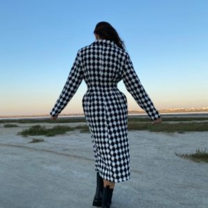 Приобрести женское черно-белое пальто в стиле Balenciaga по скидке в Украине