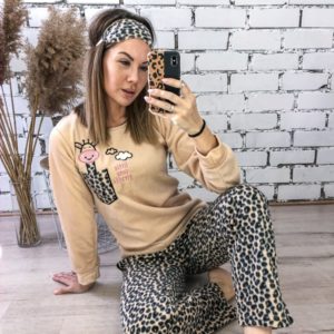 Заказать бежевую теплую женскую пижаму в тигровый принт с жирафом (размер 42-48) онлайн