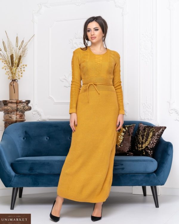 Купити жіночу довге в'язане плаття з круглим вирізом кольору гірчиця в Україні