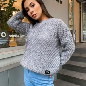 Заказать серый женский объемный свитер fendi структурной вязки дешево