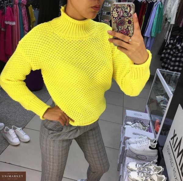 Замовити жовтий жіночий об'ємний светр з горлом грубої в'язки недорого