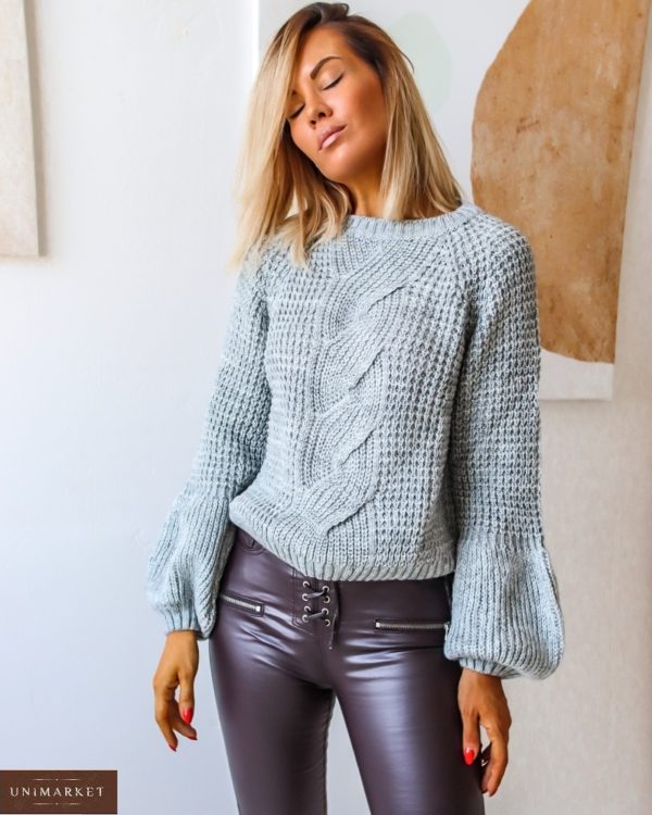 Заказать серый короткий женский свитер с объемными рукавами дешево