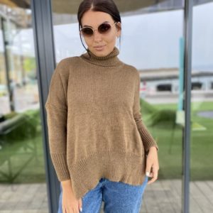Купить женский свитер беж оверсайз под горло с разрезами по бокам (размер 42-56) онлайн
