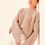 Замовити беж светр жіночий oversize зі спущеною лінією плеча в Україні