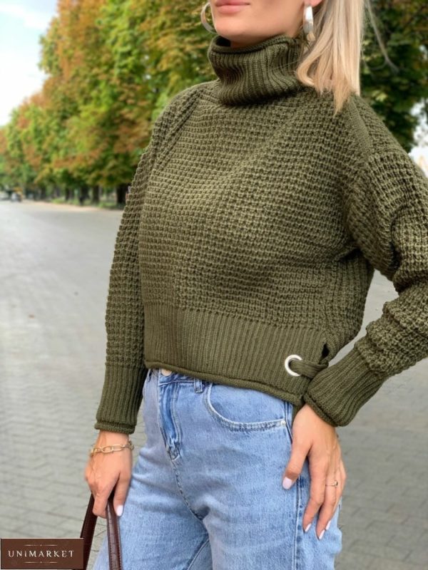 Купити кольору хакі укорочений светр оверсайз з об'ємним коміром для жінок в Україні