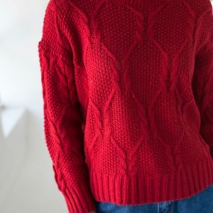 Купити бордо светр для жінок з візерунком зі спущеною лінією плеча недорого