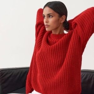 Заказать красный свитер oversize со спущенной линией плеча в интернете женский
