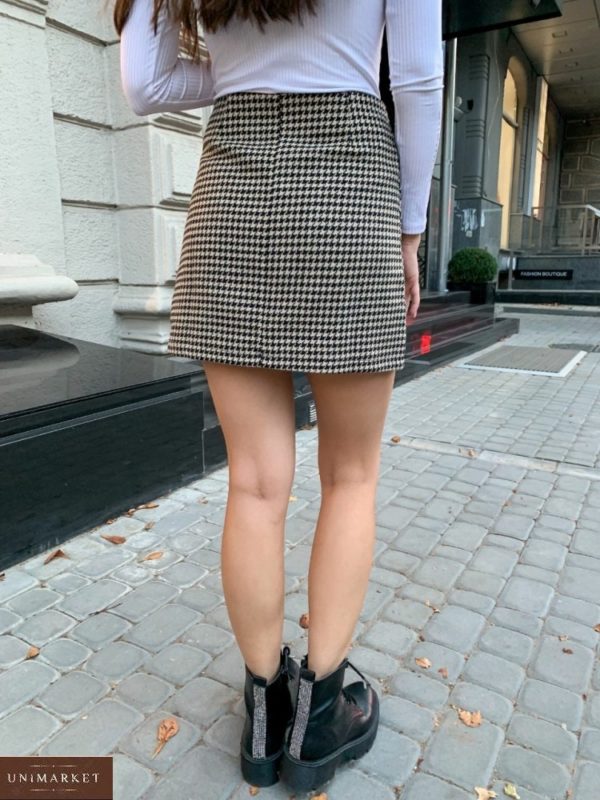 Купить онлайн беж юбку из твида с лаковыми карманами для женщин