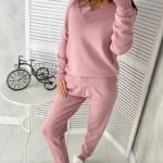 Купити рожевий прогулянковий костюм щільної в'язки з V-подібним вирізом жіночий зі знижкою