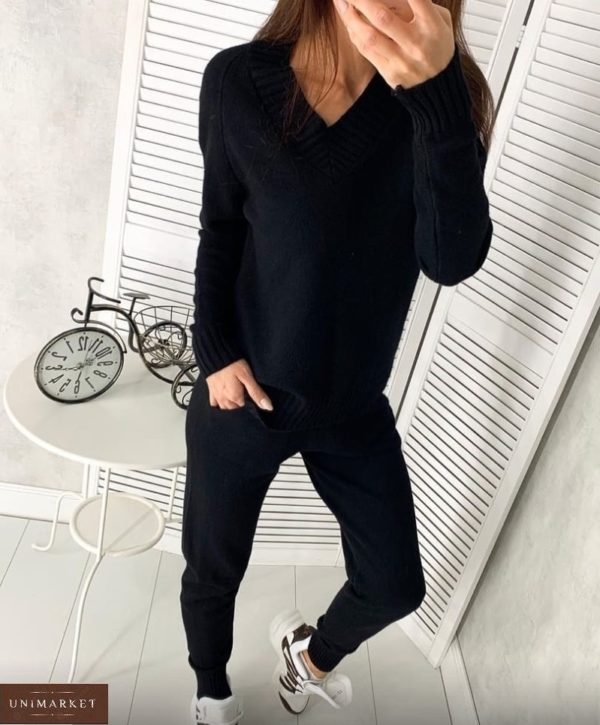 Заказать в интернете женский прогулочный костюм плотной вязки с V-образным вырезом черного цвета