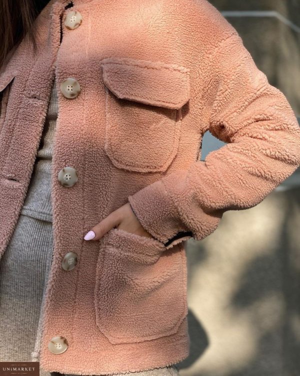 Купить цвета пудра на зиму женскую куртку из эко-меха с накладными карманами по низким ценам