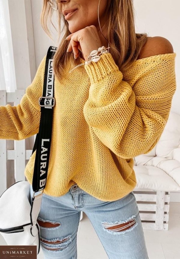 Купить горчичный женский свитер оверсайз со спущенной линией плеча недорого