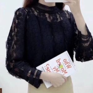 Замовити чорного кольору для жінок закриту блузку з гіпюром в інтернеті