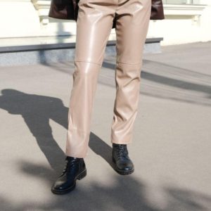 Приобрести беж женские прямые брюки из эко кожи на резинке в интернете