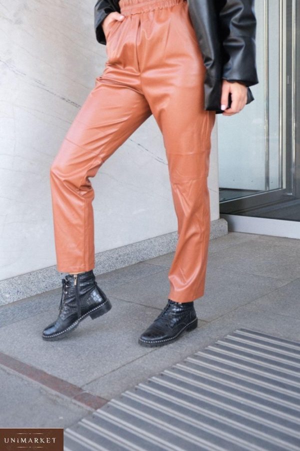 Купить женские прямые брюки из эко кожи на резинке рыжего цвета онлайн