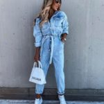 Замовити блакитний джинсовий жіночий комбінезон з кишенями і поясом онлайн