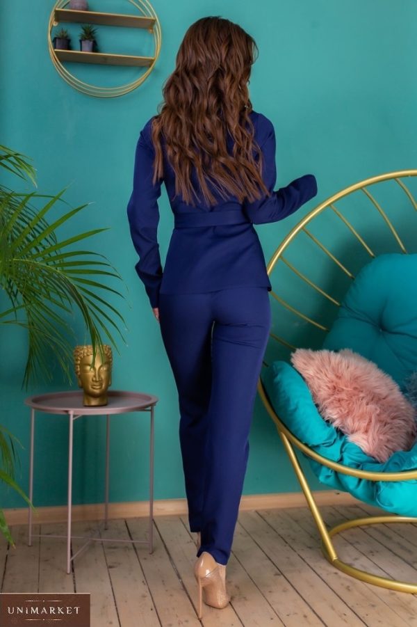 Купить женский синий брючный костюм с пиджаком на поясе (размер 42-54) в интернете