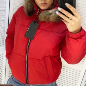 Замовити червону коротку жіночу куртку з плащової тканини з хутром (розмір 44-48) недорого