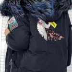 Приобрести черного цвета зимнюю куртку с принтом на спине (размер 46-52) для женщин по скидке