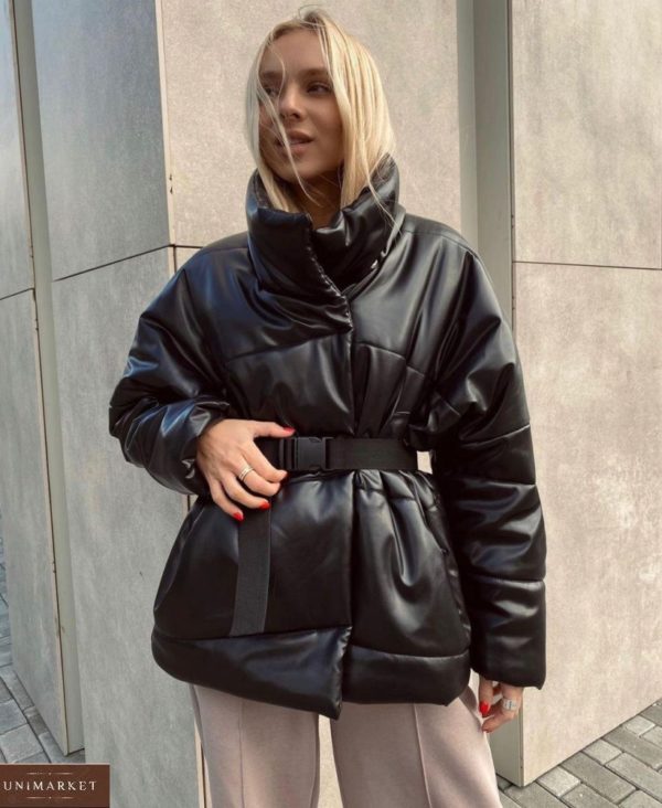 Замовити чорну куртку з еко шкіри на синтепуху з поясом для жінок онлайн