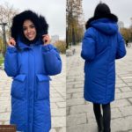 Заказать синюю теплую женскую куртку с опушкой из натурального меха (размер 42-50) недорого
