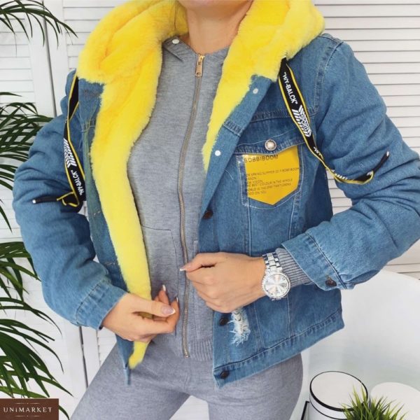 Купити недорого жіночу джинсову куртку з капюшоном на хутрі і кольоровим кишенею жовту